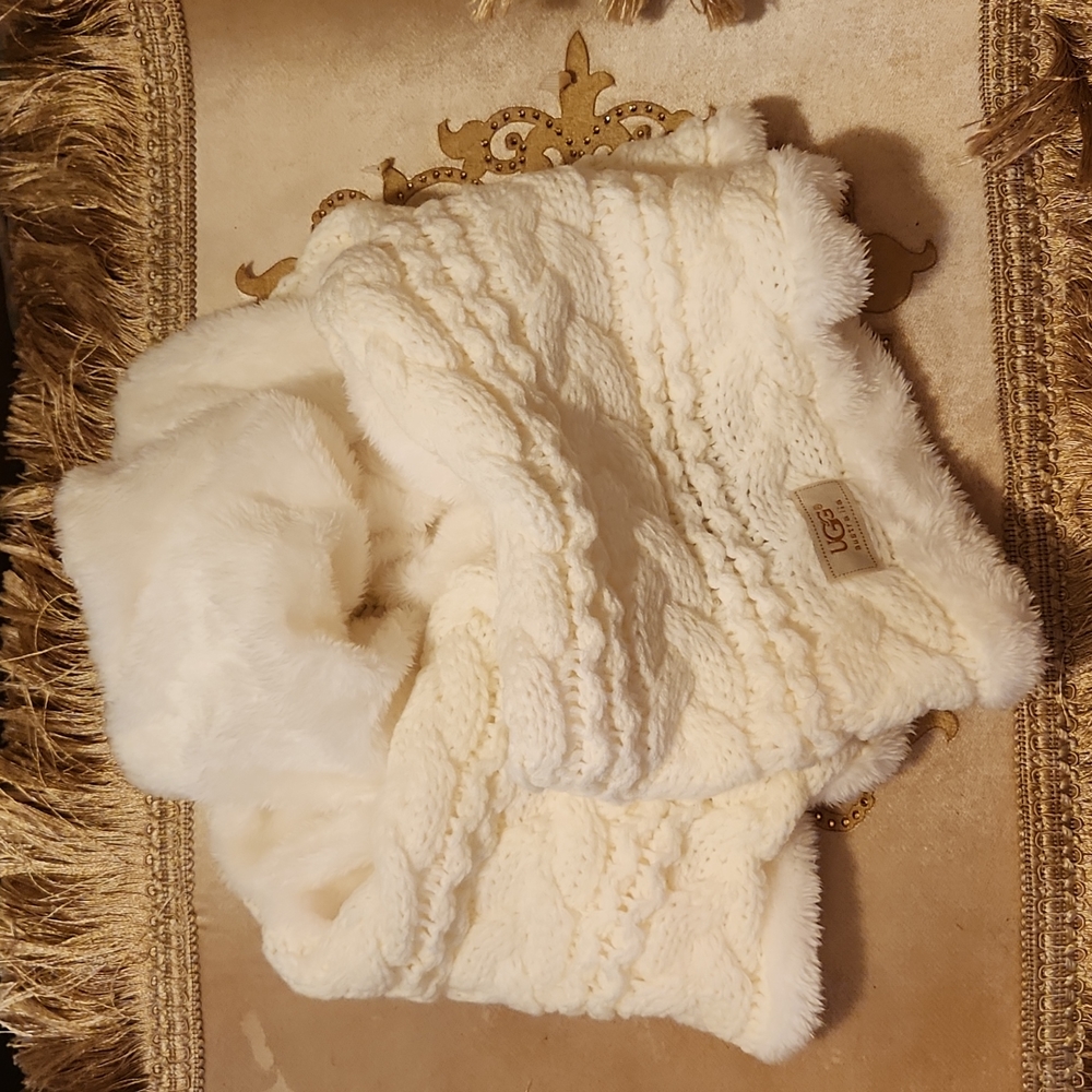 NEW UGG INFINITY SCARF AND HAT SET - Picture 2 of 4